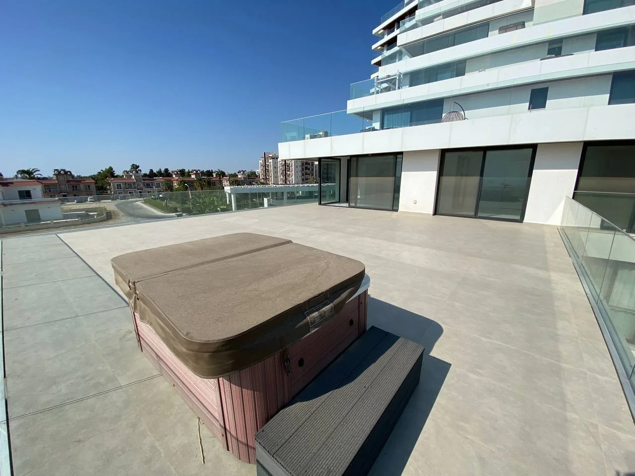 İSKELE LONG BEACH'TE PANORAMA REZİDANS'TA HAVUZ MANZARALI VE JAKUZİLİ BÜYÜK TERASLI 2+1 SATILIK LÜKS DAİRE