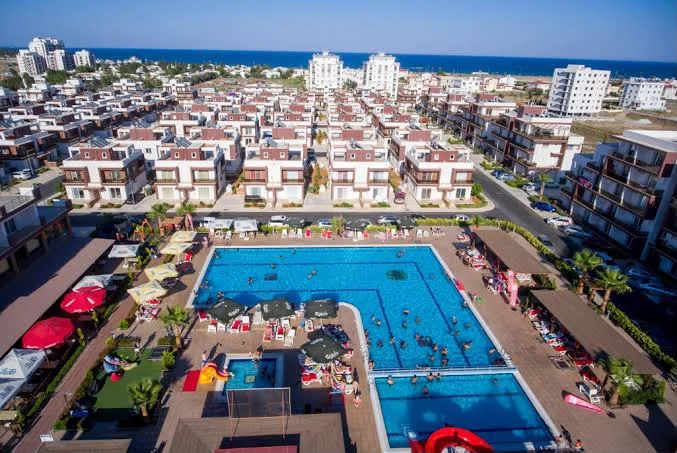 İSKELE LONG BEACH'TE HAVUZLU SİTEDE SATILIK FUL EŞYALI 1+1 DAİRE