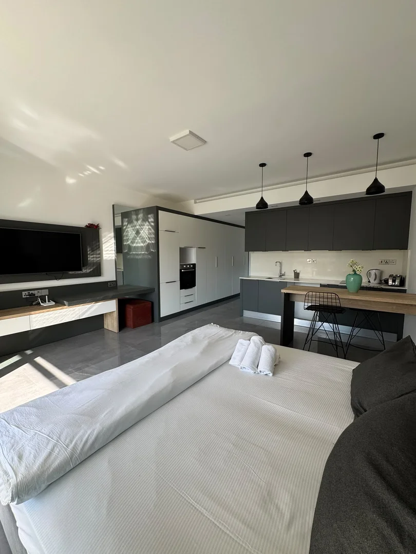 İSKELE LONG BEACH COURTYARD PROJESİNDE HAVUZ MANZARALI FERAH VE LÜX STUDİO DAİRE KİRALIK  — İskele