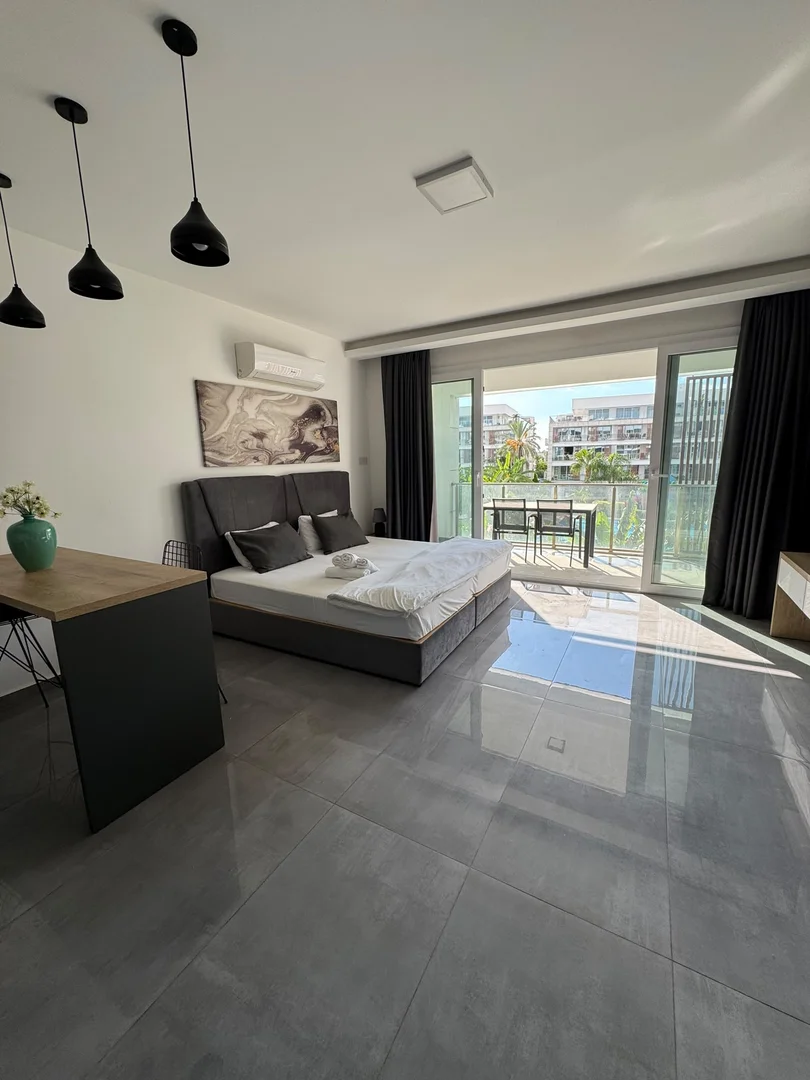 İSKELE LONG BEACH COURTYARD PROJESİNDE HAVUZ MANZARALI FERAH VE LÜX STUDİO DAİRE KİRALIK